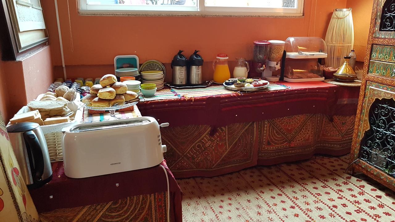 - Acomodação com café da manhã  2*